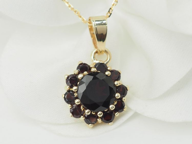 Collier pendentif marguerite en or jaune et grenats