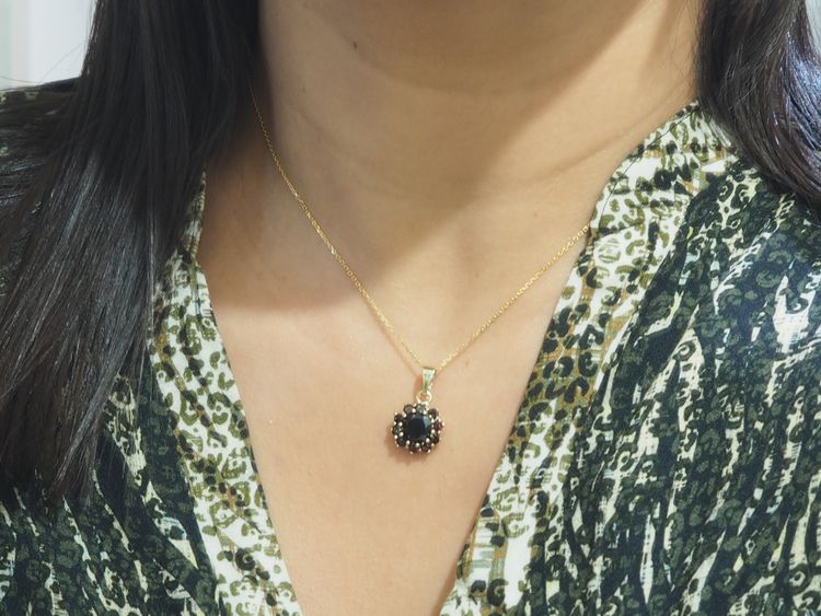 Collier pendentif marguerite en or jaune et grenats