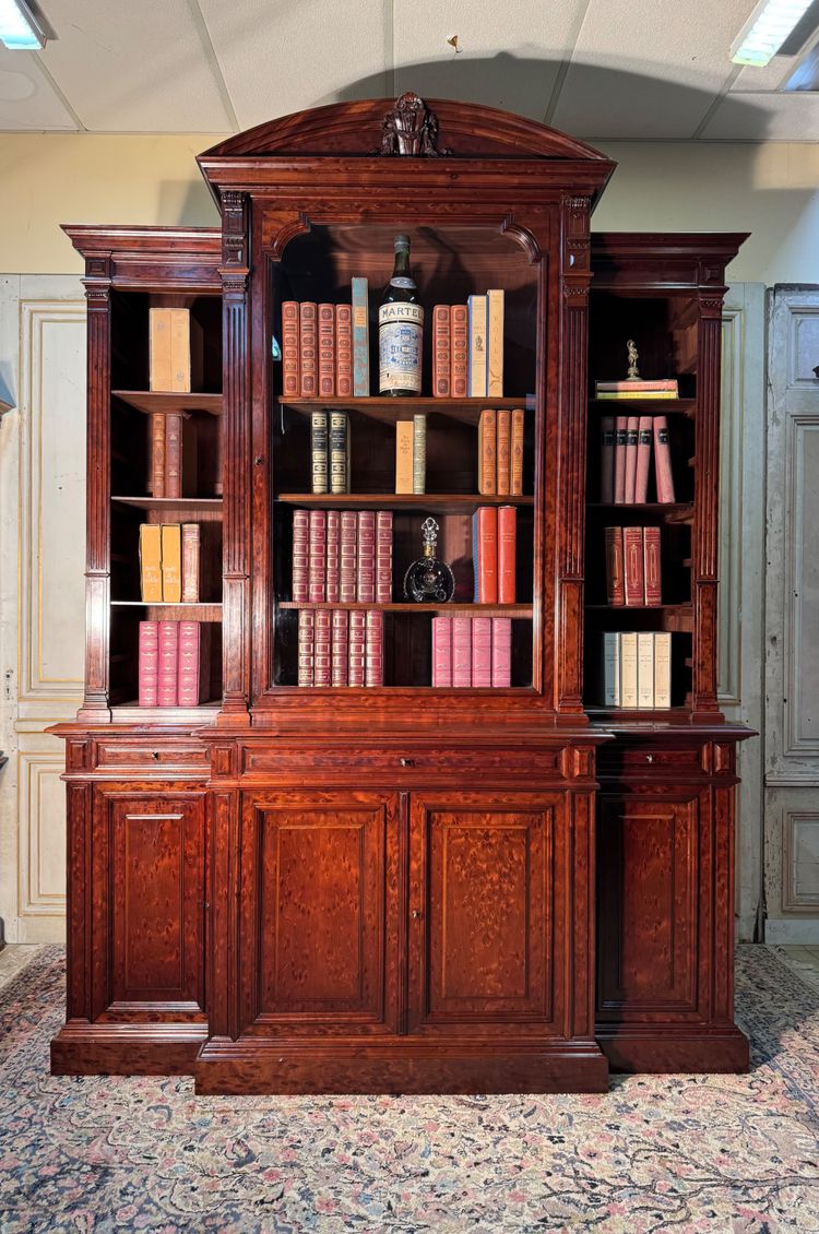 Grande bibliothèque en acajou moucheté 19 eme siècle 