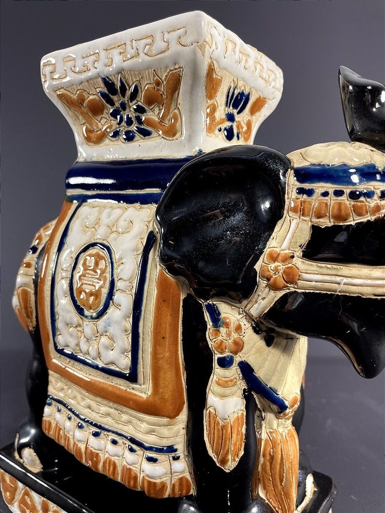 Vietnam, Milieu Du XXème Siècle, Sellette Miniature En Grès à Représentation D’un éléphant.