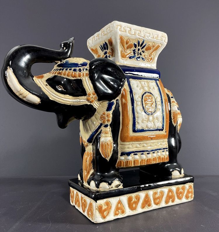 Vietnam, Milieu Du XXème Siècle, Sellette Miniature En Grès à Représentation D’un éléphant.