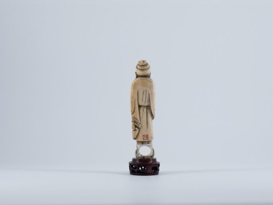 Okimono in Elfenbein. China, 19. Jahrhundert