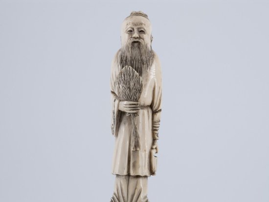Okimono in Elfenbein. China, 19. Jahrhundert