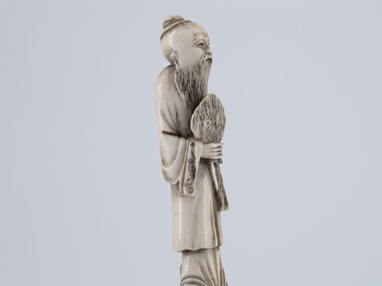 Okimono in Elfenbein. China, 19. Jahrhundert