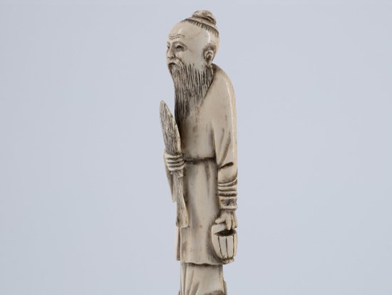 Okimono in Elfenbein. China, 19. Jahrhundert