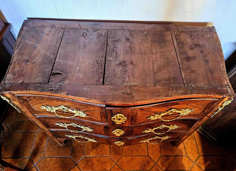 Petite Commode Galbée Toutes Faces époque Louis XV