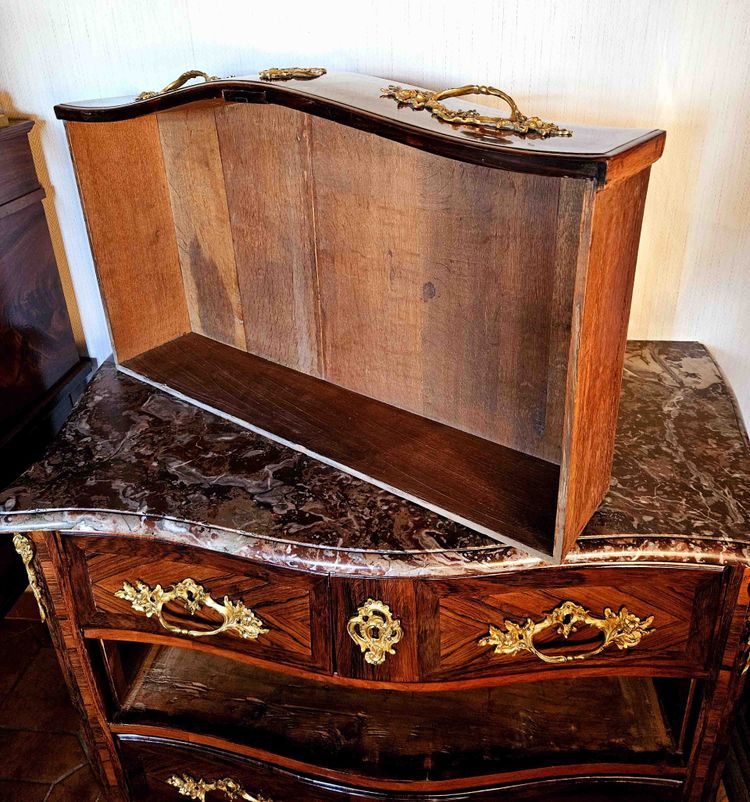 Petite Commode Galbée Toutes Faces époque Louis XV