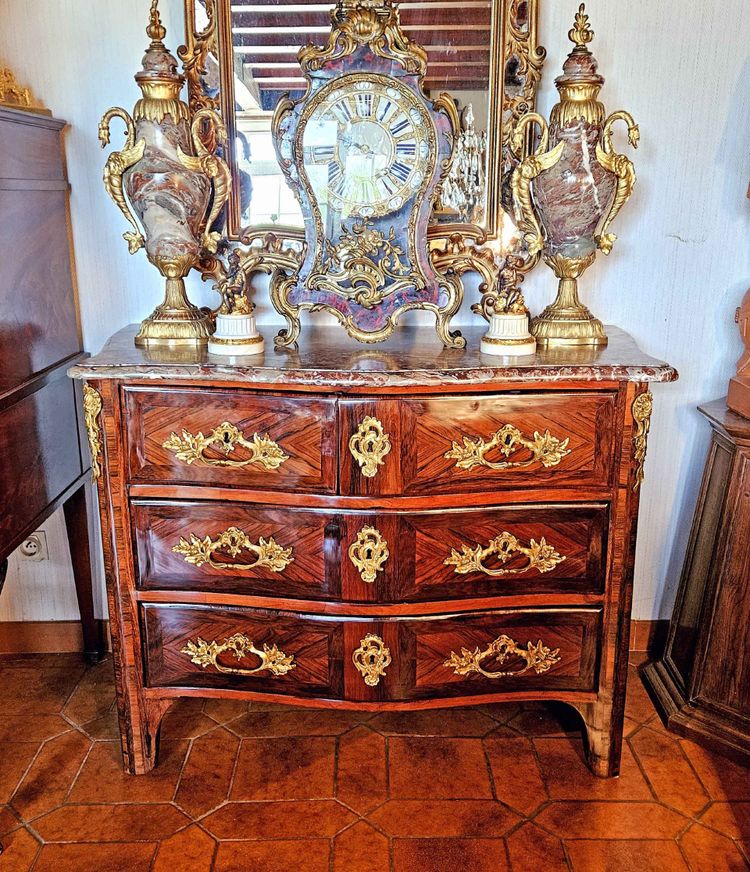 Petite Commode Galbée Toutes Faces époque Louis XV