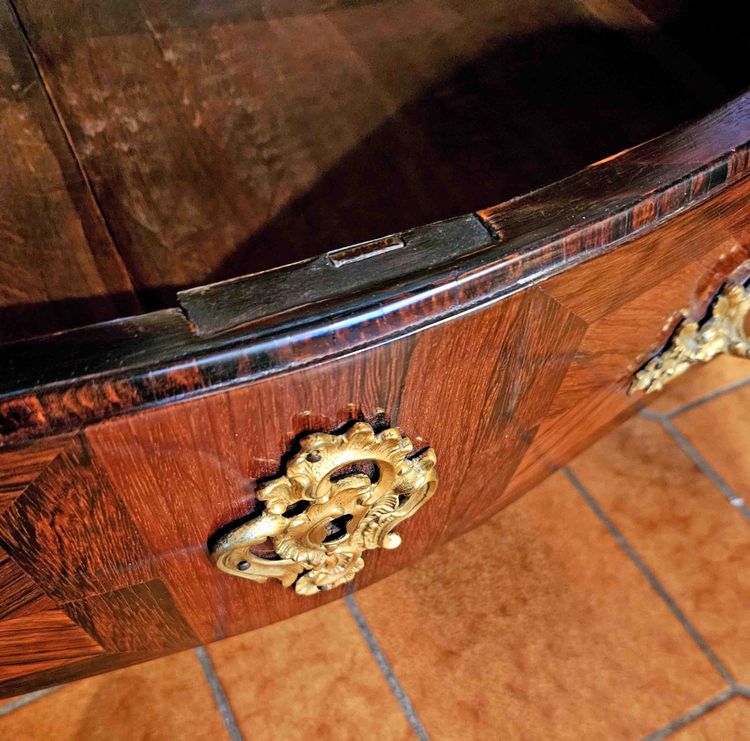 Petite Commode Galbée Toutes Faces époque Louis XV
