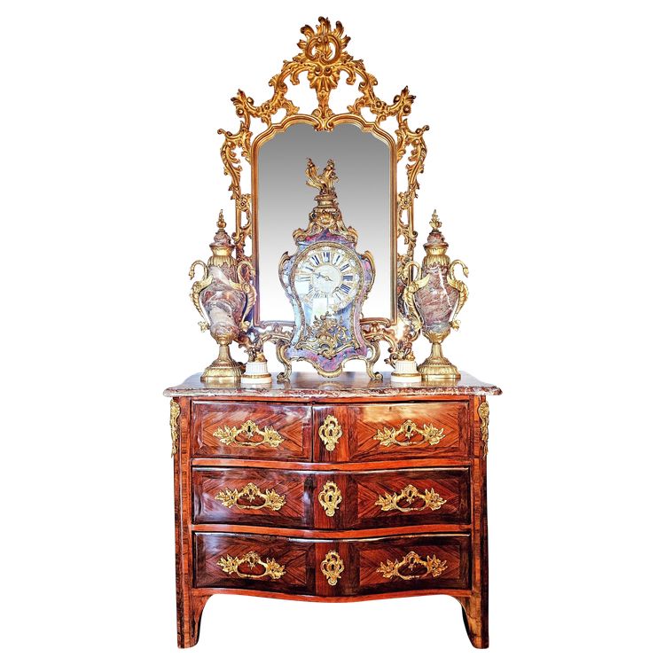 Petite Commode Galbée Toutes Faces époque Louis XV