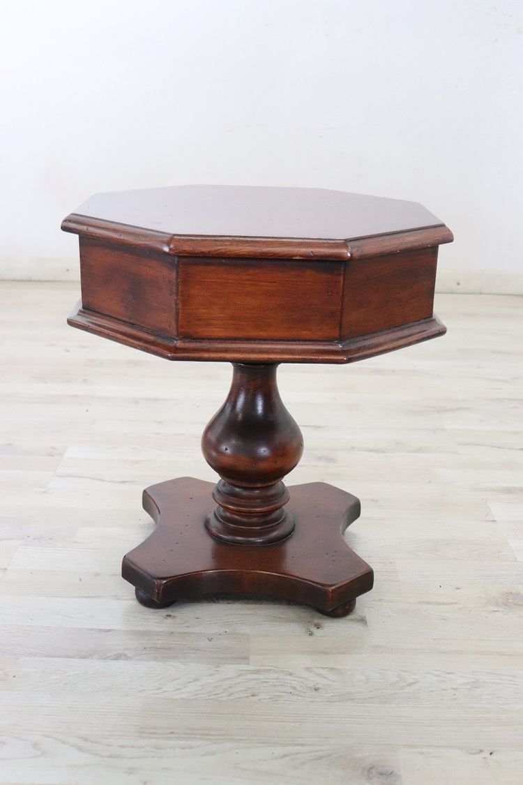 Table d'Appoint Octogonale Basse En Noyer, Années 1980