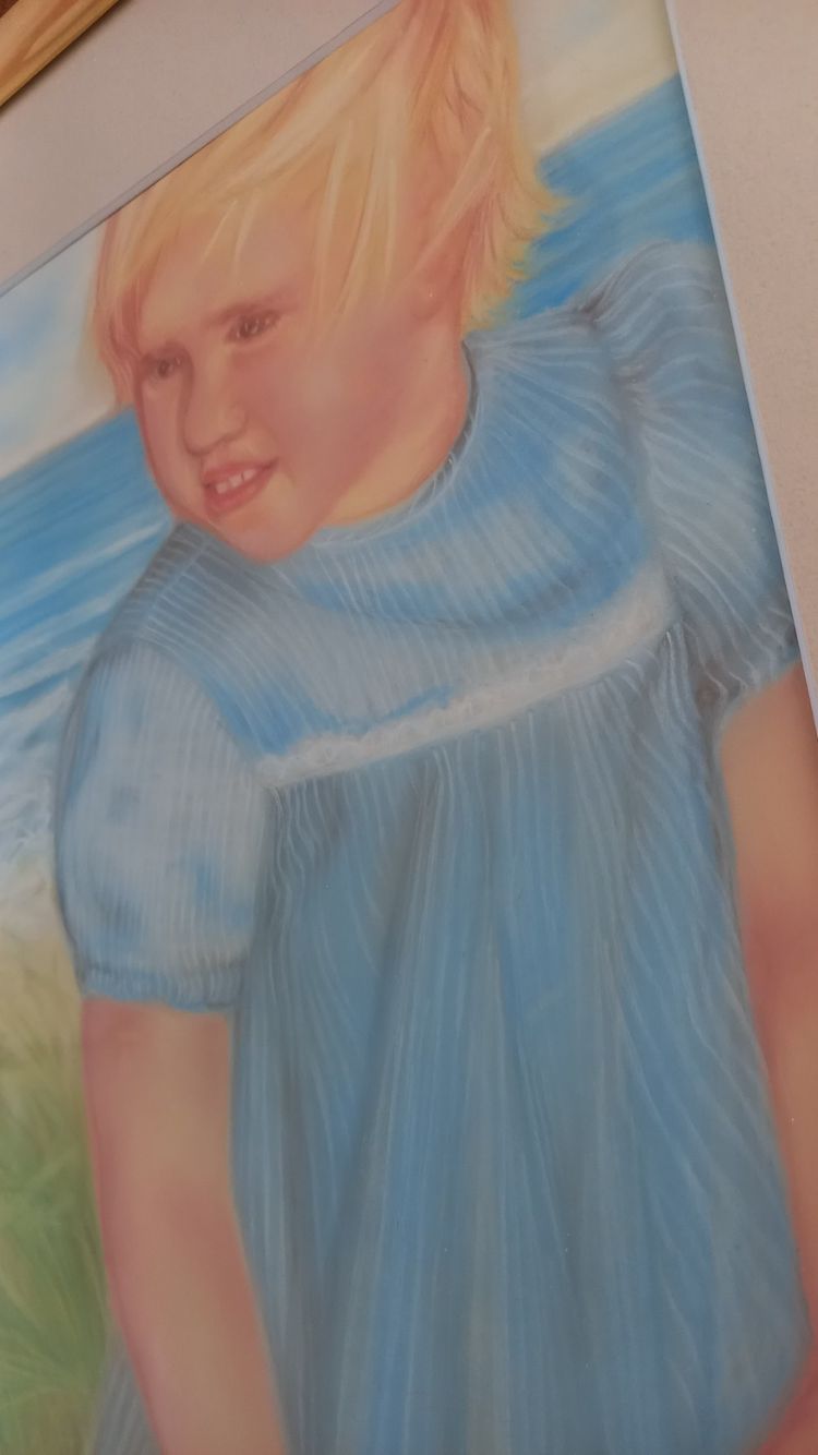 Ritratto di ragazza sulla spiaggia / pastello