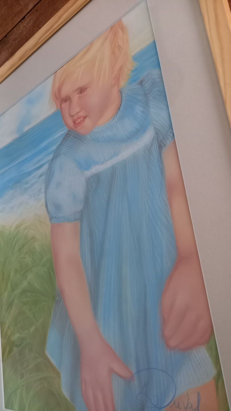 Ritratto di ragazza sulla spiaggia / pastello