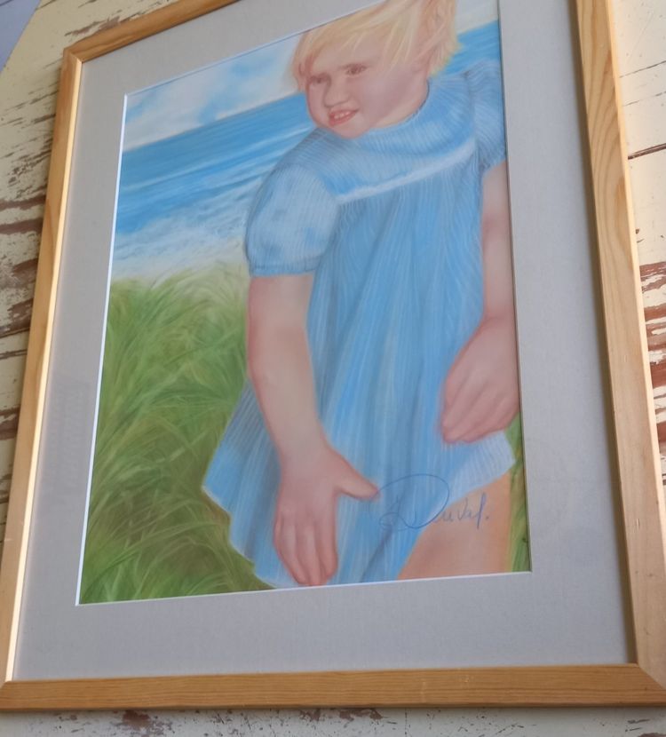 Ritratto di ragazza sulla spiaggia / pastello
