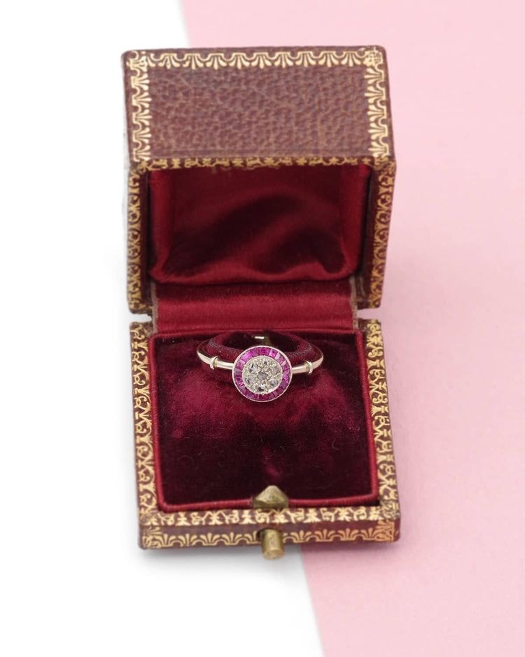Bague Art Deco cible rubis diamants en or 18k et platine, bague ancienne, bijoux Art Deco