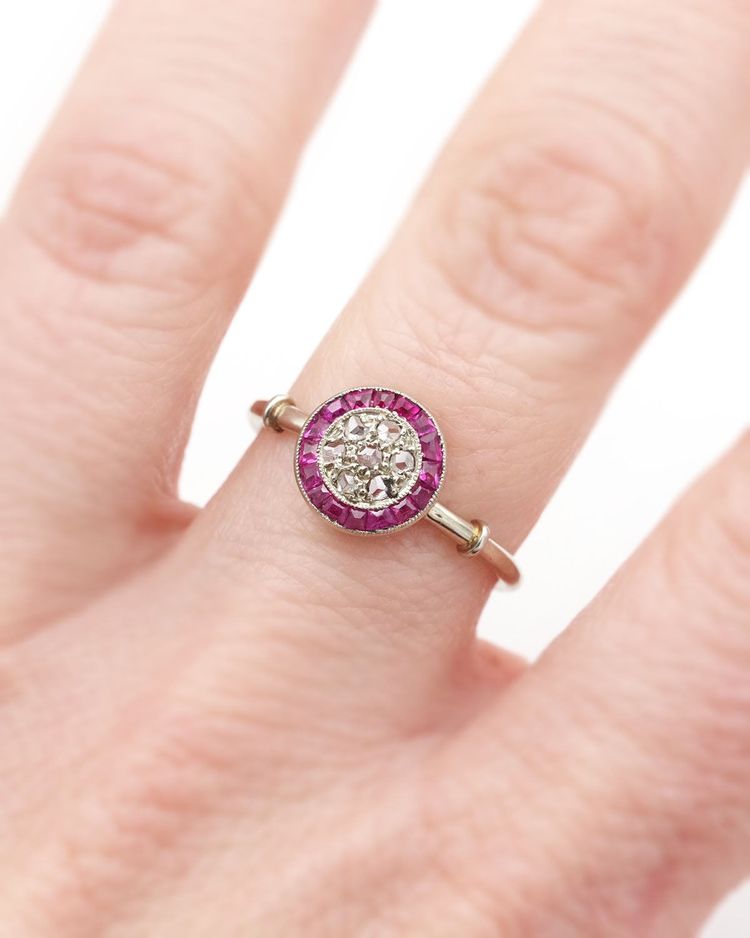 Bague Art Deco cible rubis diamants en or 18k et platine, bague ancienne, bijoux Art Deco