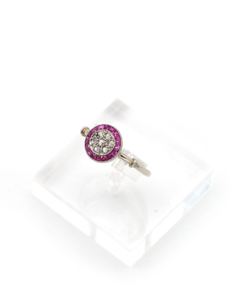 Bague Art Deco cible rubis diamants en or 18k et platine, bague ancienne, bijoux Art Deco