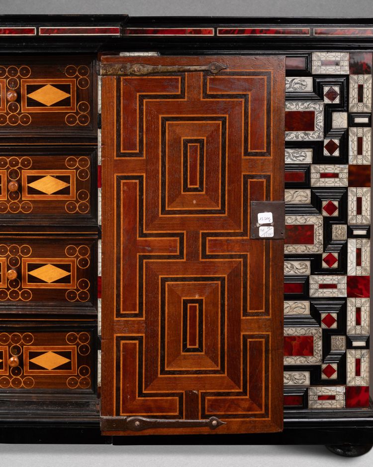Armadietto in guscio di tartaruga e osso, Fiandre, XVII secolo