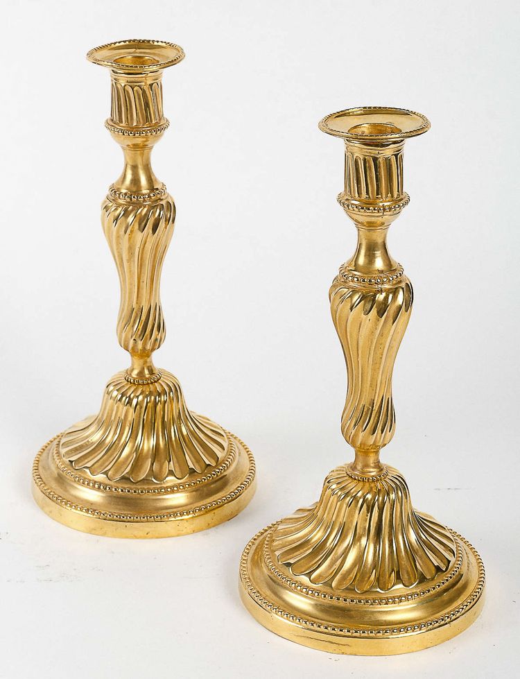 Époque Louis XV Paire de Bougeoirs Au Roi en Bronze Ciselé et Doré vers 1750 Montée en Lampes