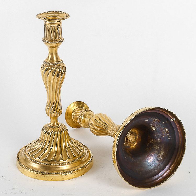 Époque Louis XV Paire de Bougeoirs Au Roi en Bronze Ciselé et Doré vers 1750 Montée en Lampes