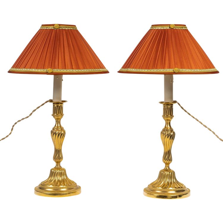 Époque Louis XV Paire de Bougeoirs Au Roi en Bronze Ciselé et Doré vers 1750 Montée en Lampes