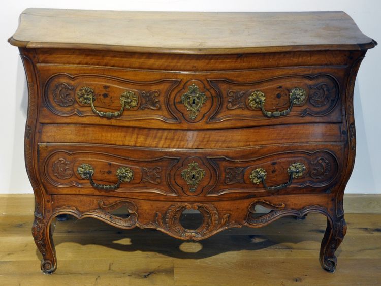 Commode provençale en noyer massif travail nîmois époque Louis XV
