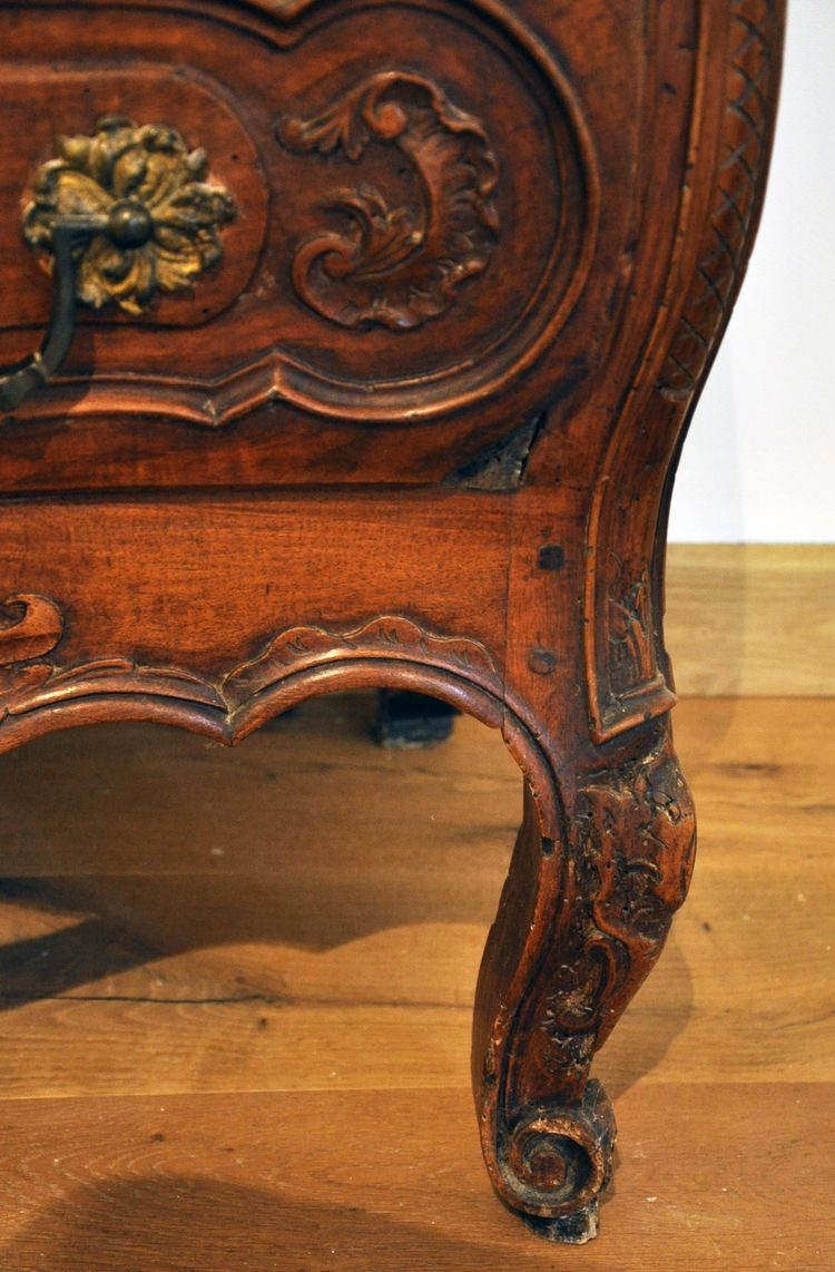 Commode provençale en noyer massif travail nîmois époque Louis XV