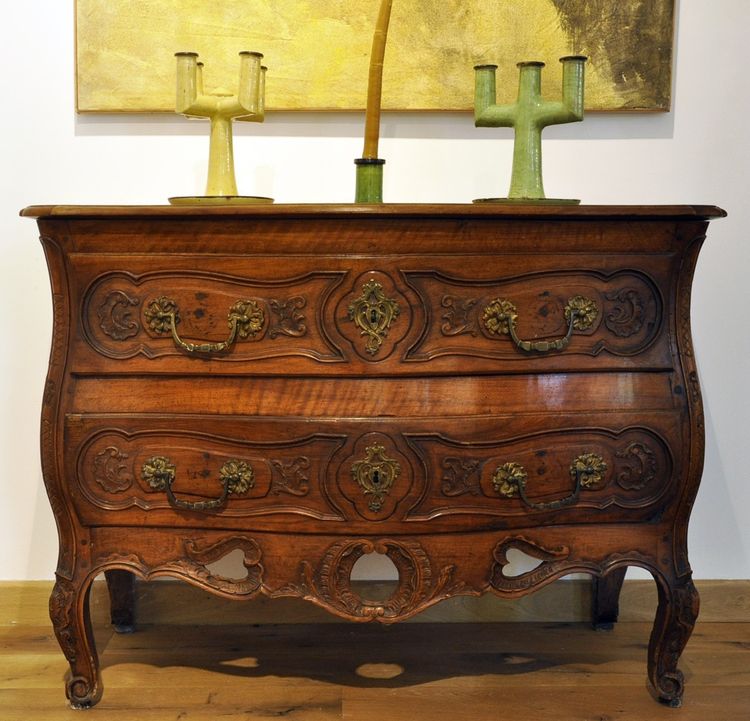 Commode provençale en noyer massif travail nîmois époque Louis XV