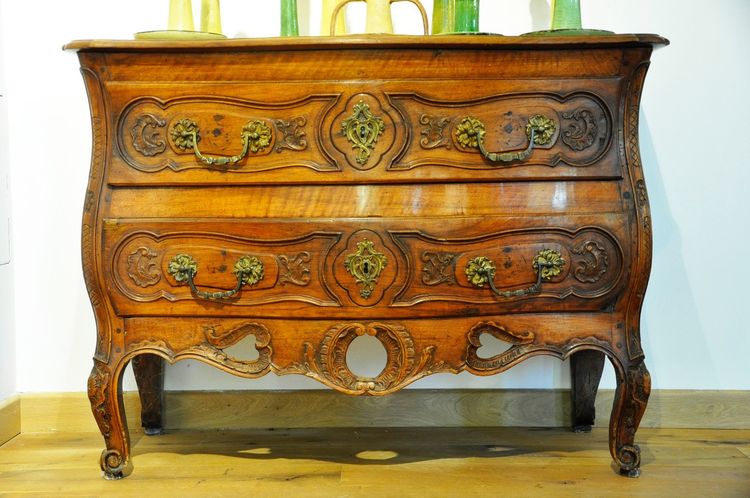 Commode provençale en noyer massif travail nîmois époque Louis XV