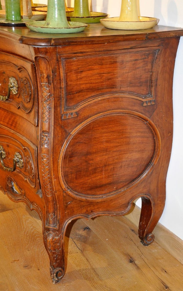 Commode provençale en noyer massif travail nîmois époque Louis XV