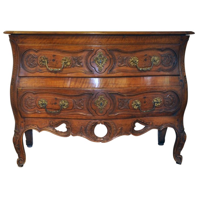 Commode provençale en noyer massif travail nîmois époque Louis XV