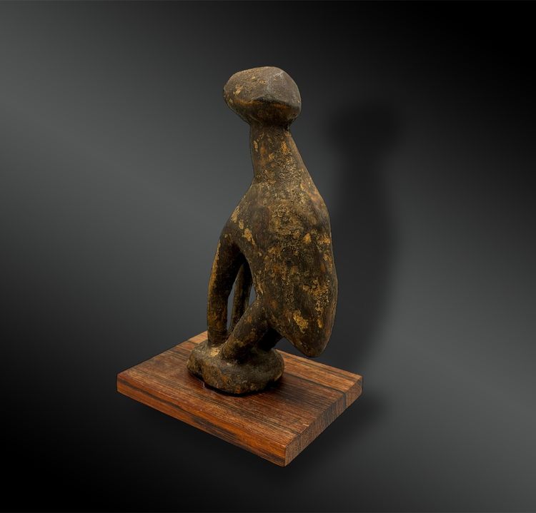 STATUETTE depicting a HYENE called thil - Ghana and Ivory Coast- First half of the 20th century