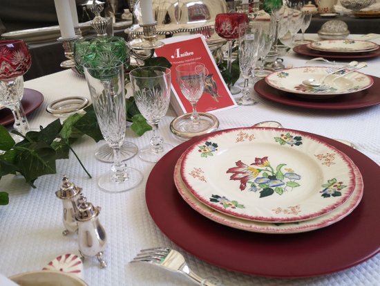 Set of 12 large Gien presentation plates, red/garnet color
