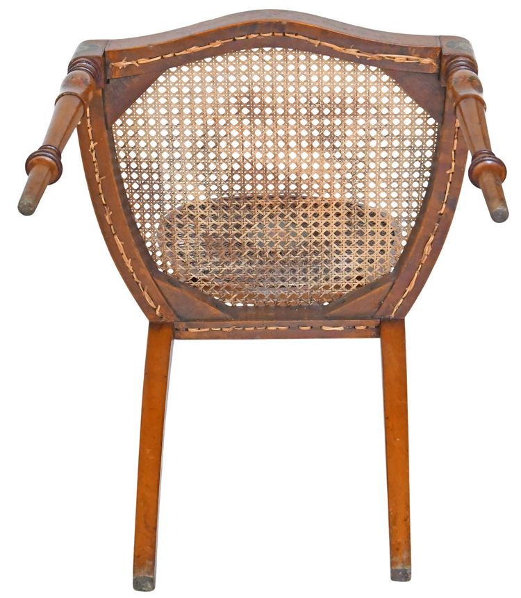 Chaise cannée en bois peint à décor d'un amour dans un médaillon 
