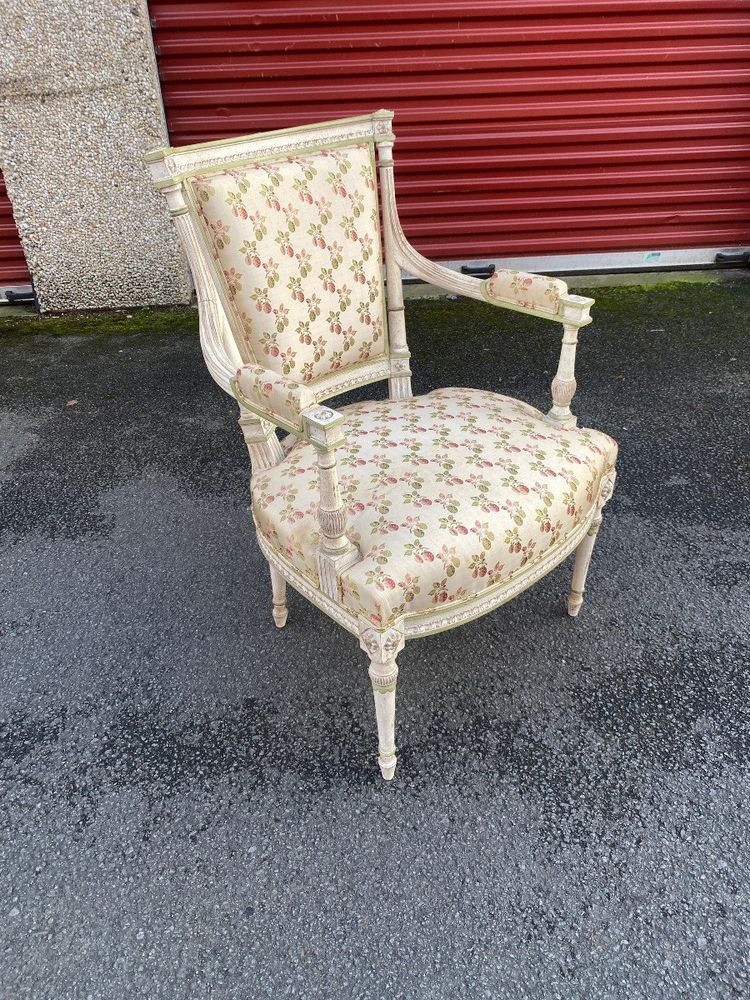 Paire De Fauteuils Style Louis XVI En Bois Sculpté Rechampi