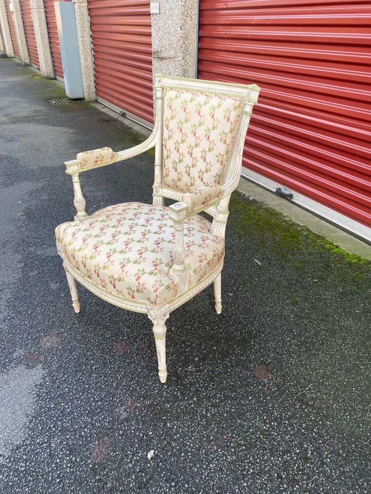 Paire De Fauteuils Style Louis XVI En Bois Sculpté Rechampi