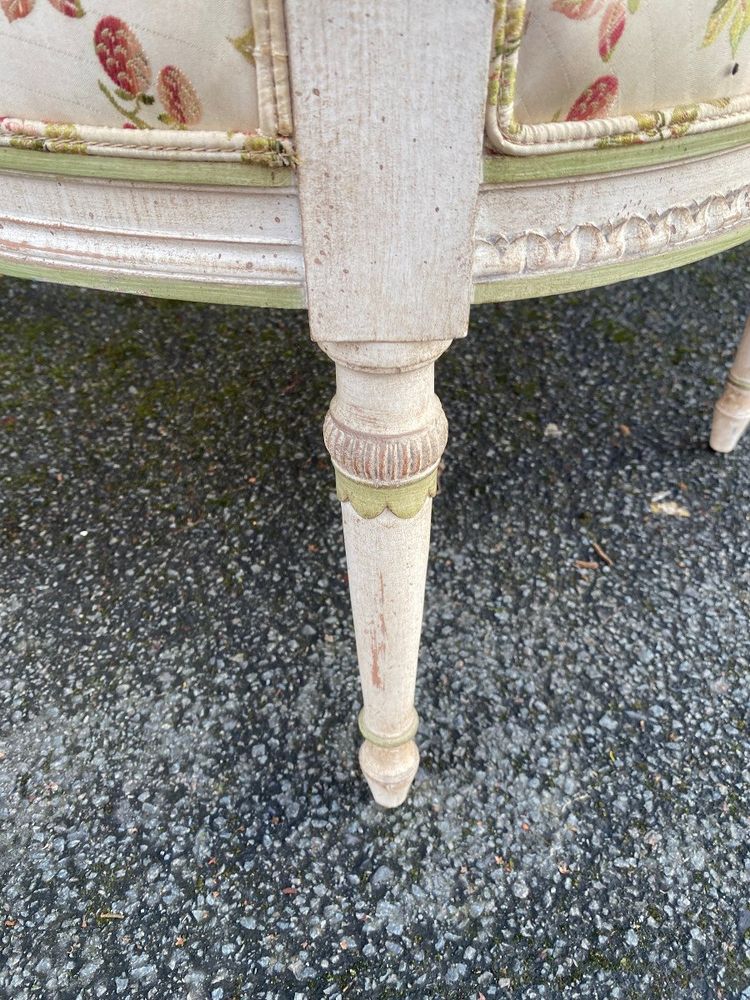 Paire De Fauteuils Style Louis XVI En Bois Sculpté Rechampi