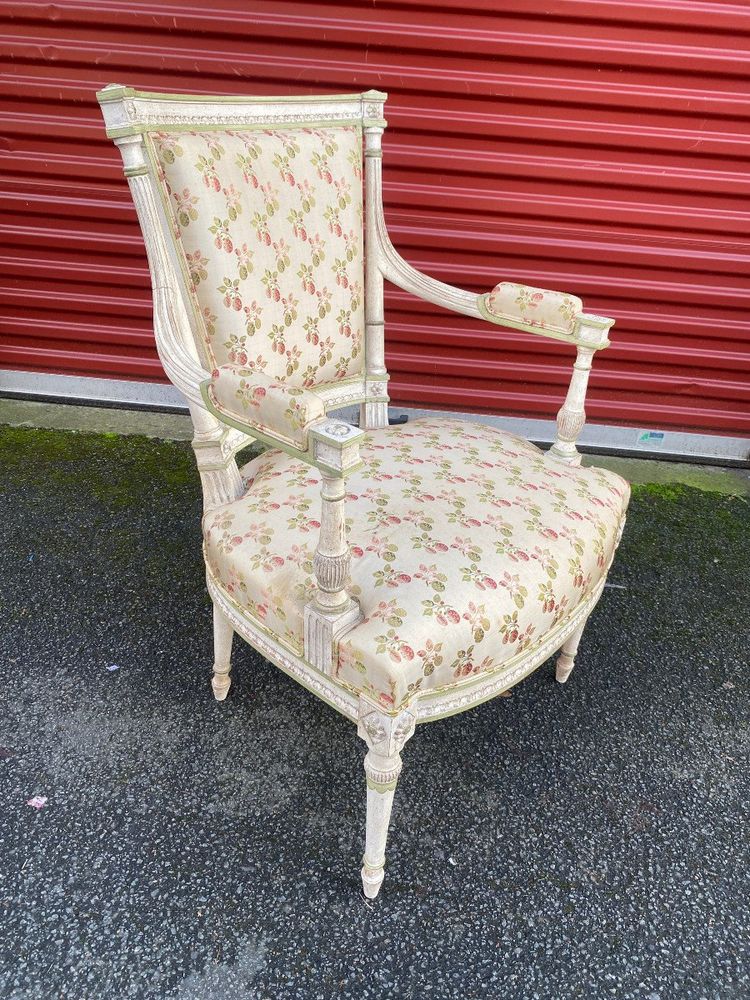 Paire De Fauteuils Style Louis XVI En Bois Sculpté Rechampi