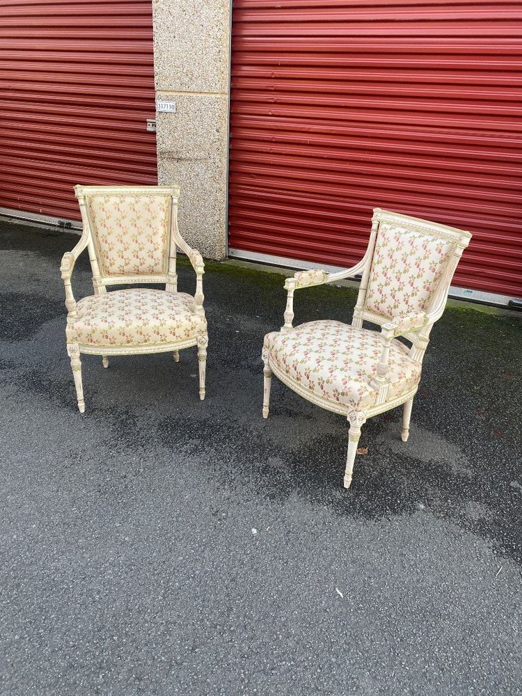 Paire De Fauteuils Style Louis XVI En Bois Sculpté Rechampi