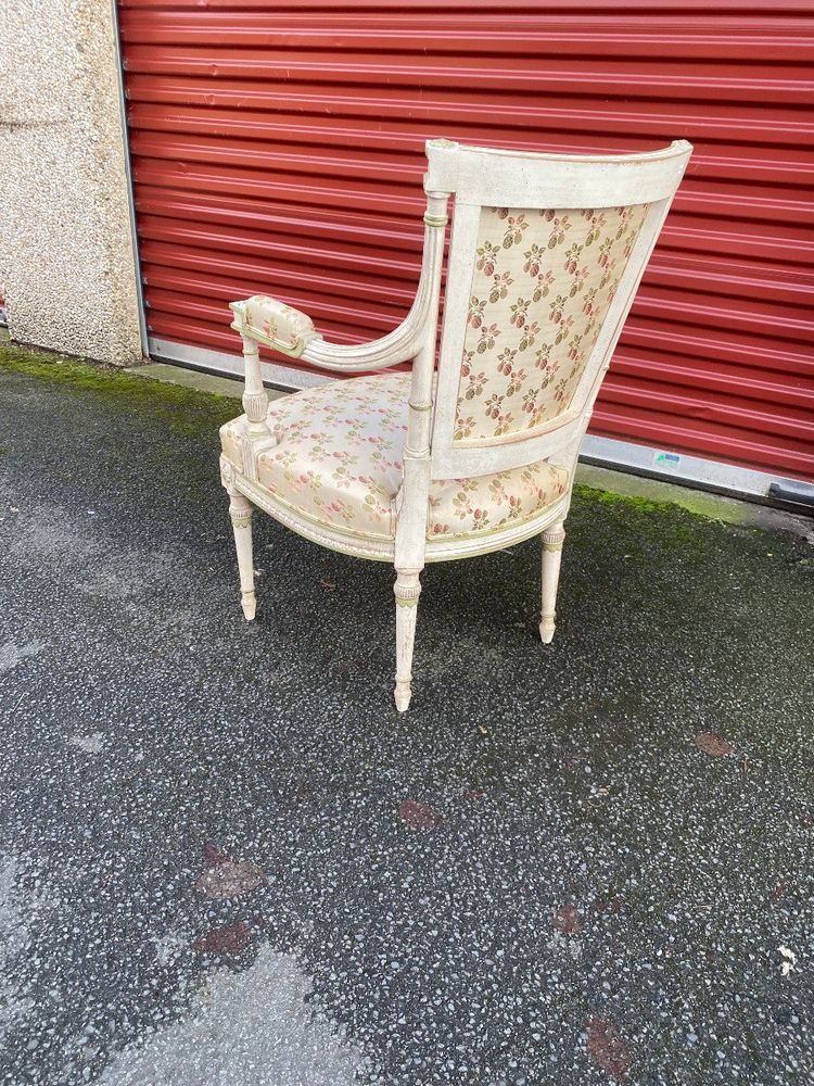 Paire De Fauteuils Style Louis XVI En Bois Sculpté Rechampi
