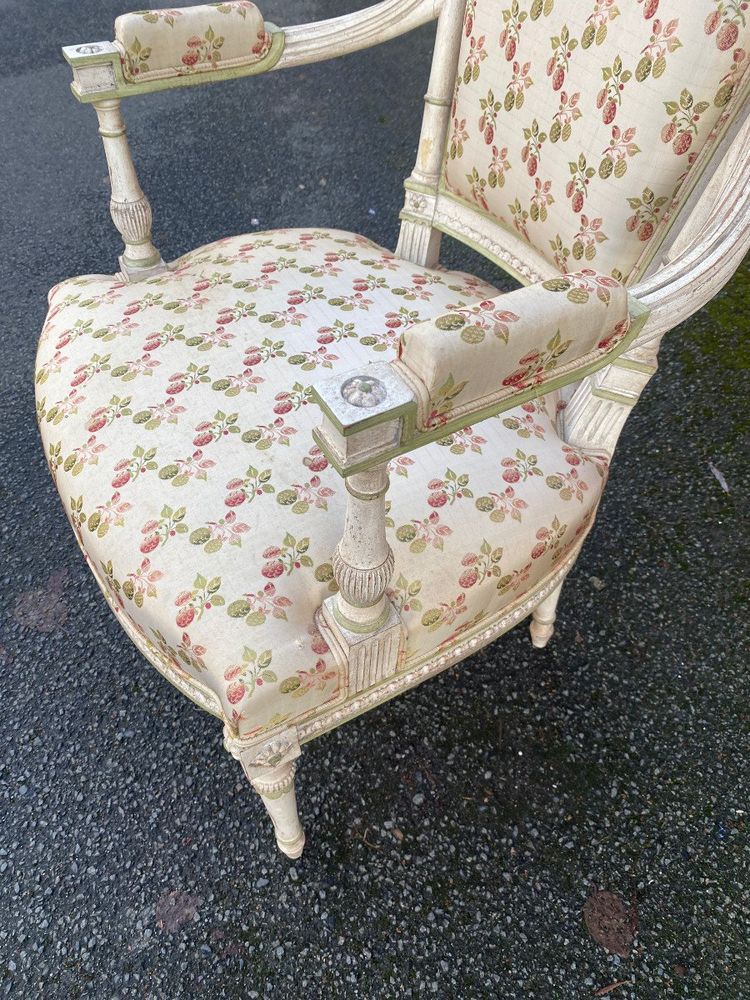 Paire De Fauteuils Style Louis XVI En Bois Sculpté Rechampi