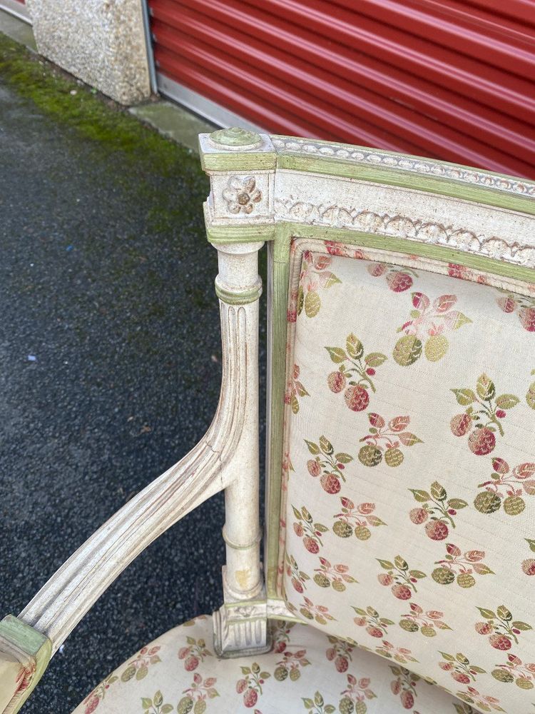 Paire De Fauteuils Style Louis XVI En Bois Sculpté Rechampi