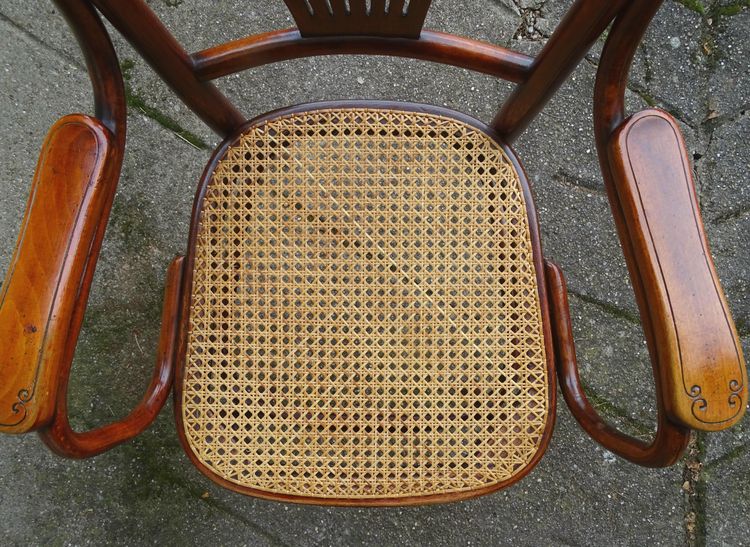 Poltrona Thonet N°221 , intarsio "bronzo" 1905, canalizzazione perfetta