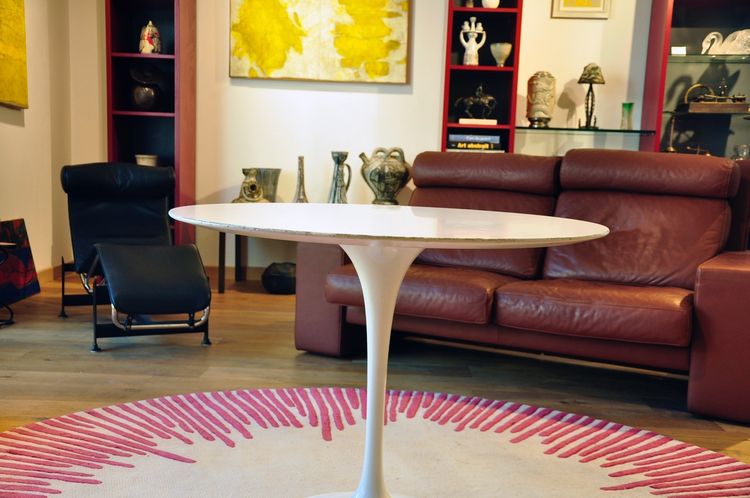 Knoll International table circa 1960 melamine wood top white lacquered cast-iron base
