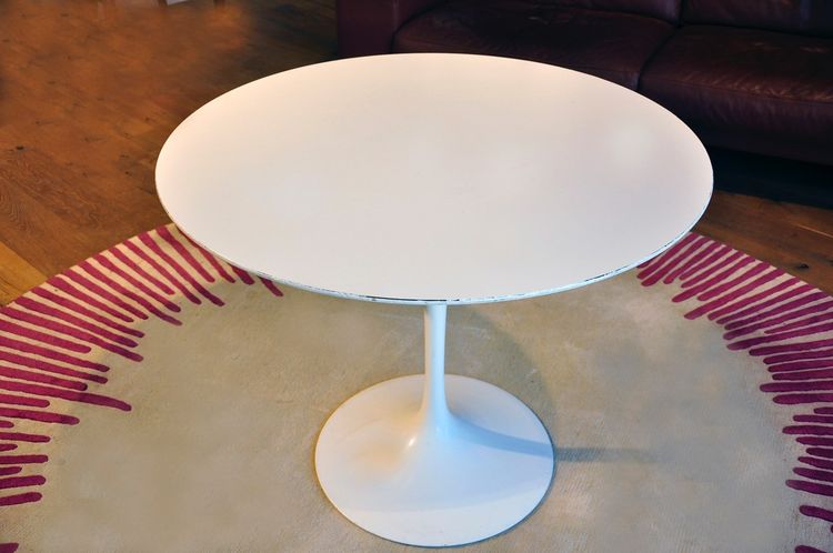 Knoll International table circa 1960 melamine wood top white lacquered cast-iron base