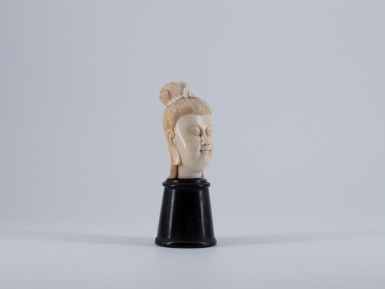 Tête Sculptée En Ivoire. Asie, XIXe Siècle.