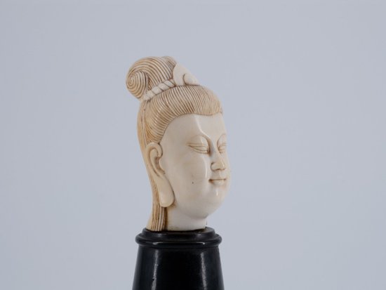 Tête Sculptée En Ivoire. Asie, XIXe Siècle.