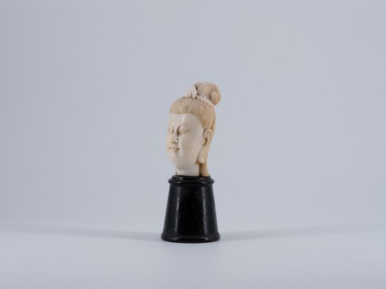 Tête Sculptée En Ivoire. Asie, XIXe Siècle.