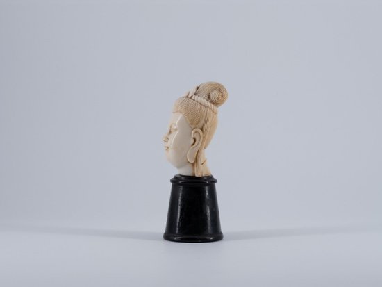 Tête Sculptée En Ivoire. Asie, XIXe Siècle.