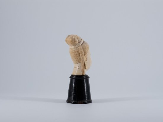 Tête Sculptée En Ivoire. Asie, XIXe Siècle.